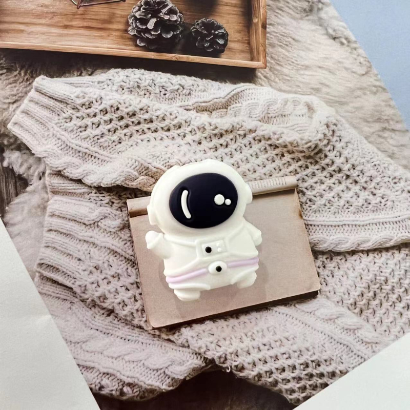 Apple duomenų kabelio vyniojimo įrenginys su karikatūriniu pingvino ir tigro dizainu; apsaugo kabelį nuo lūžimo; vyniojimo tipas: atviras; stilius: piešiniai; prekė Seven