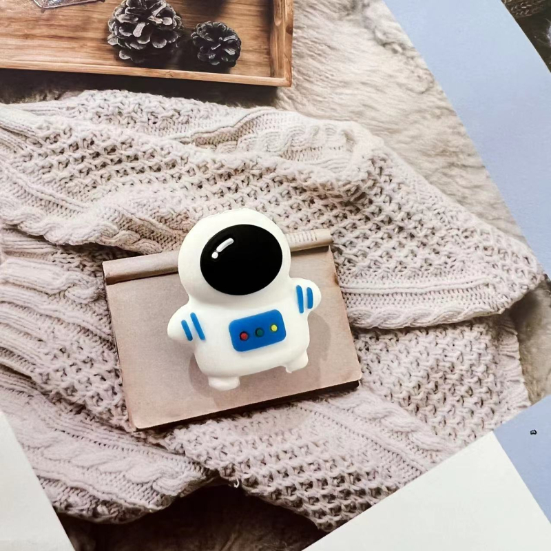 Apple duomenų kabelio vyniojimo įrenginys su karikatūriniu pingvino ir tigro dizainu; apsaugo kabelį nuo lūžimo; vyniojimo tipas: atviras; stilius: piešiniai; prekė Seven