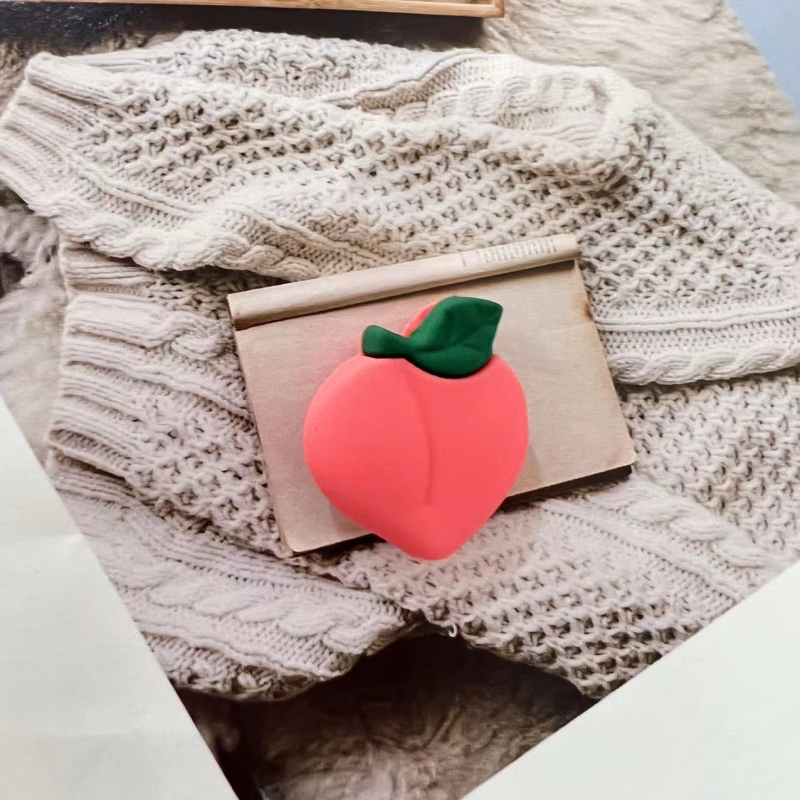 Apple duomenų kabelio vyniojimo įrenginys su karikatūriniu pingvino ir tigro dizainu; apsaugo kabelį nuo lūžimo; vyniojimo tipas: atviras; stilius: piešiniai; prekė Seven