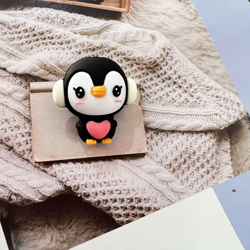 Apple duomenų kabelio vyniojimo įrenginys su karikatūriniu pingvino ir tigro dizainu; apsaugo kabelį nuo lūžimo; vyniojimo tipas: atviras; stilius: piešiniai; prekė Seven