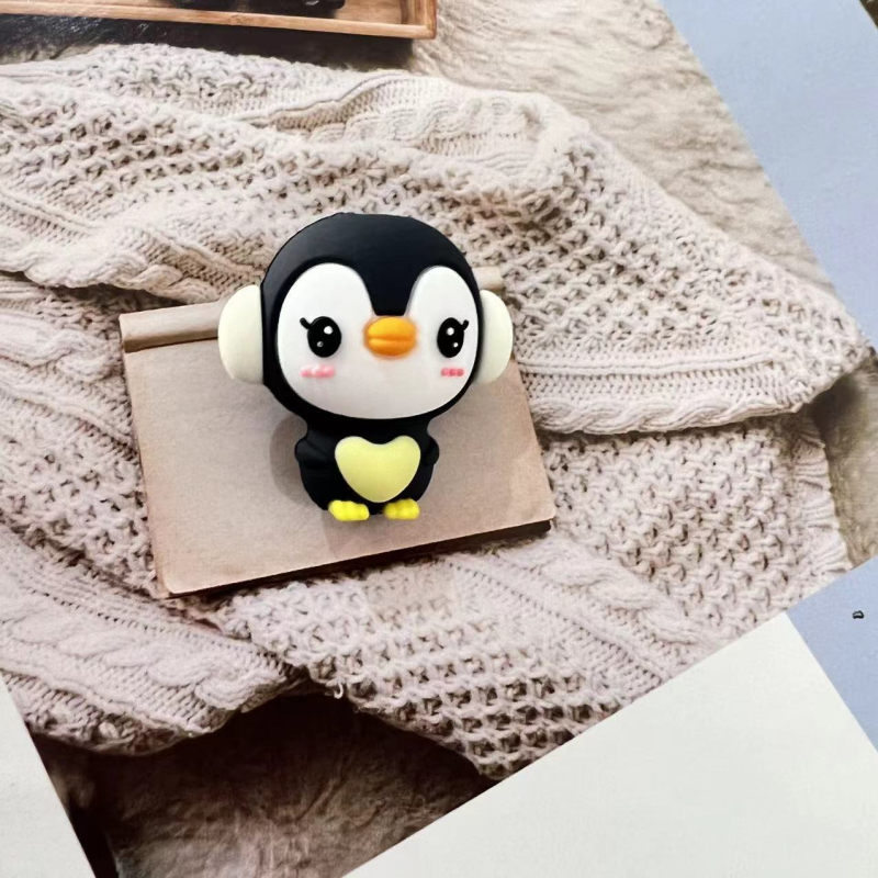 Apple duomenų kabelio vyniojimo įrenginys su karikatūriniu pingvino ir tigro dizainu; apsaugo kabelį nuo lūžimo; vyniojimo tipas: atviras; stilius: piešiniai; prekė Seven