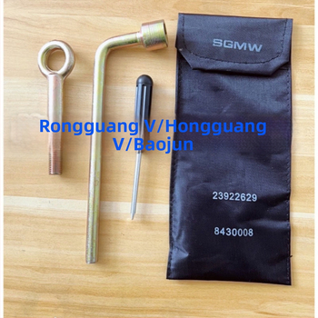 Automobiļa instrumentu komplekts: riepu atslēga, vilkšanas āķis, piekabes āķis, riepu manšete