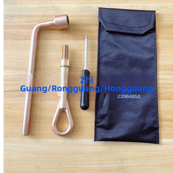 Automobiļa instrumentu komplekts: riepu atslēga, vilkšanas āķis, piekabes āķis, riepu manšete