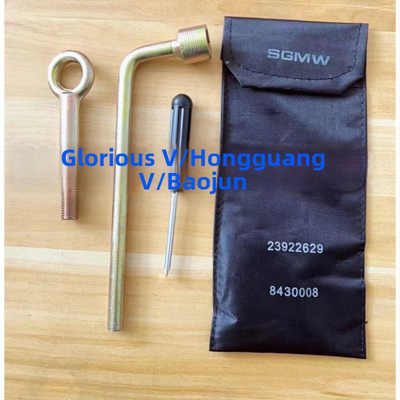 Automobiļa instrumentu komplekts: riepu atslēga, vilkšanas āķis, piekabes āķis, riepu manšete