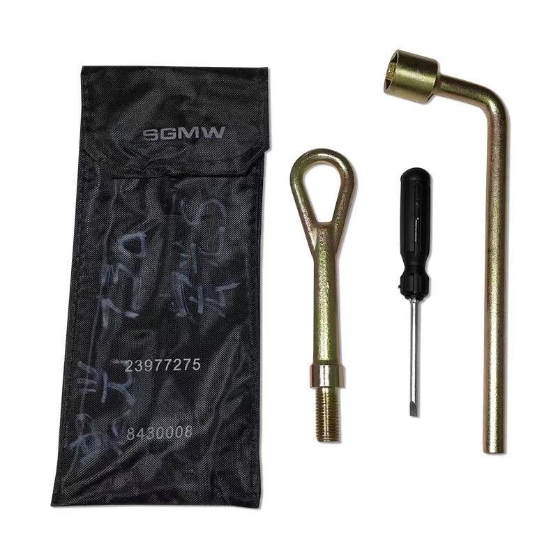 Automobiļa instrumentu komplekts: riepu atslēga, vilkšanas āķis, piekabes āķis, riepu manšete