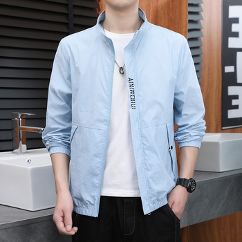 Vīriešu vasaras kapucēta jaka no vieglas auduma ar UPF50+ UV aizsardzību, kabatas ar rāvējslēdzējiem, spilgts raksts