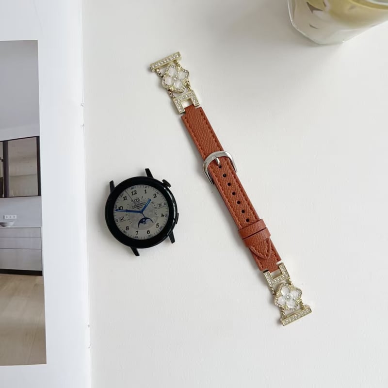 Feidi nahast rihm Apple Watch S10 jaoks teemantide akcentide ja nelja lehe motiiviga (Materjal: naturaalse nahk; Stiil: mood; Bränd: Feidi; Ühilduvus: Apple Watch S10)