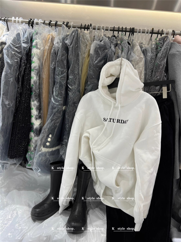 Hooded sweatshirt od pamuk-poliester tkanine, s izvezom slova, širokog kroja, ultra kratka duljina, za žene