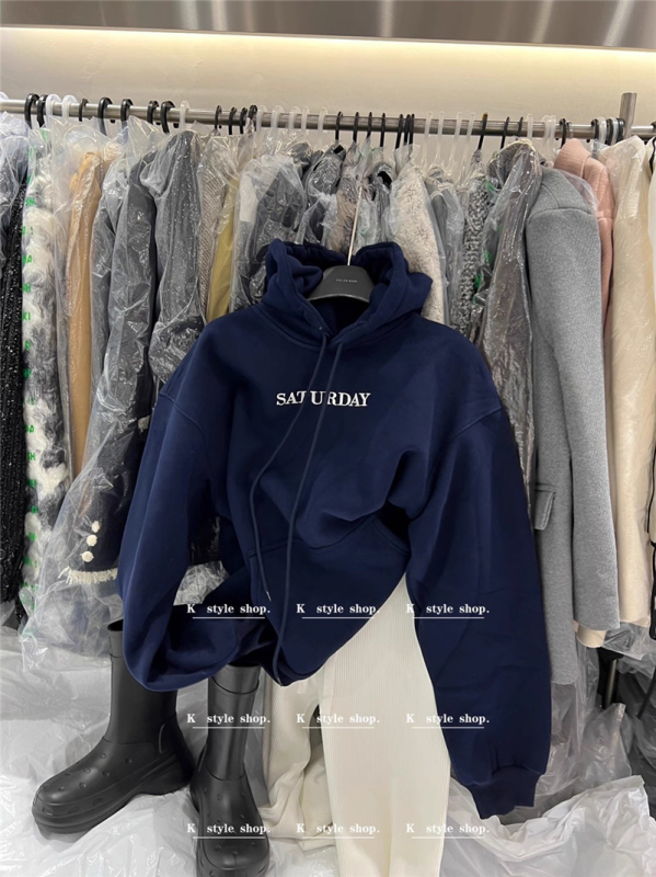 Hooded sweatshirt od pamuk-poliester tkanine, s izvezom slova, širokog kroja, ultra kratka duljina, za žene