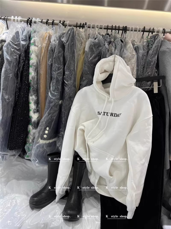 Hooded sweatshirt od pamuk-poliester tkanine, s izvezom slova, širokog kroja, ultra kratka duljina, za žene