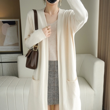 Дълъг кардиган-пуловер от модал-памучна смес с 50–70% еластан, свободен силует, V-образно деколте, дълги ръкави.