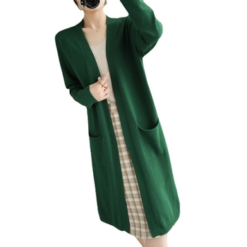 Дълъг кардиган-пуловер от модал-памучна смес с 50–70% еластан, свободен силует, V-образно деколте, дълги ръкави.