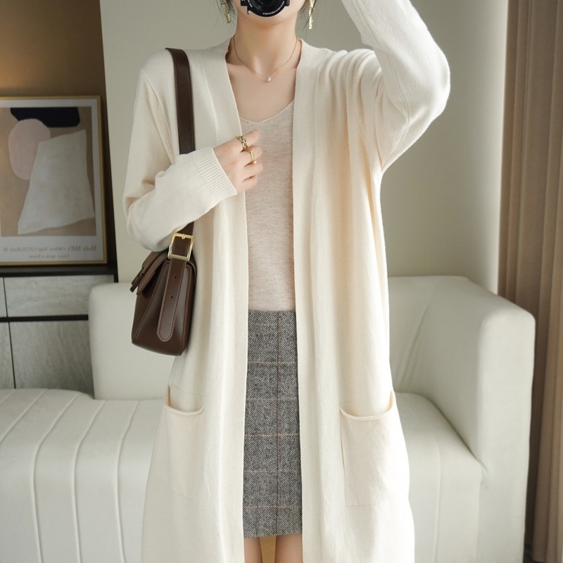 Дълъг кардиган-пуловер от модал-памучна смес с 50–70% еластан, свободен силует, V-образно деколте, дълги ръкави.