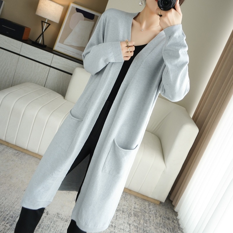 Дълъг кардиган-пуловер от модал-памучна смес с 50–70% еластан, свободен силует, V-образно деколте, дълги ръкави.