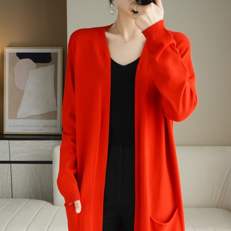 Дълъг кардиган-пуловер от модал-памучна смес с 50–70% еластан, свободен силует, V-образно деколте, дълги ръкави.