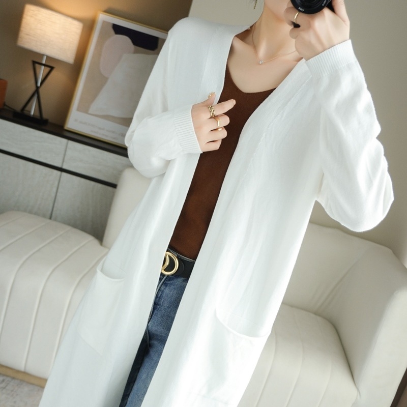 Дълъг кардиган-пуловер от модал-памучна смес с 50–70% еластан, свободен силует, V-образно деколте, дълги ръкави.