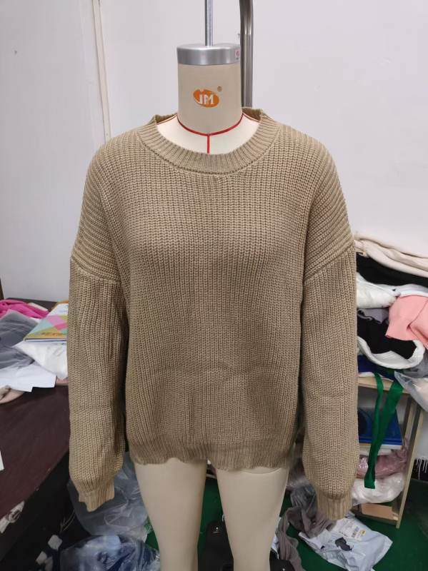 Akrilni džemper s okruglim izrezom, udoban kroj, dugi rukavi, 3D uzorak