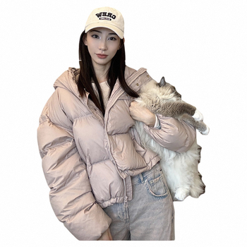 Sieviete kapucēta dūnu jaka ar īsu garumu (≤40 cm), balta pīļu pūka pildījums, pūku saturs 66–70%, vidēja biezuma