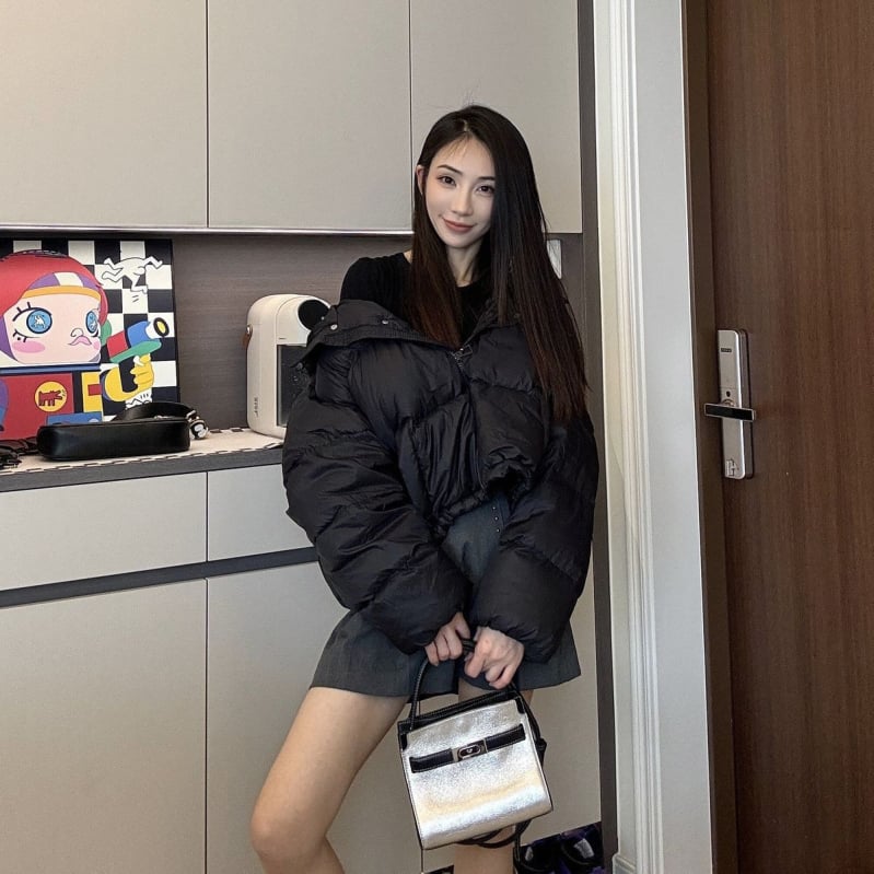 Sieviete kapucēta dūnu jaka ar īsu garumu (≤40 cm), balta pīļu pūka pildījums, pūku saturs 66–70%, vidēja biezuma