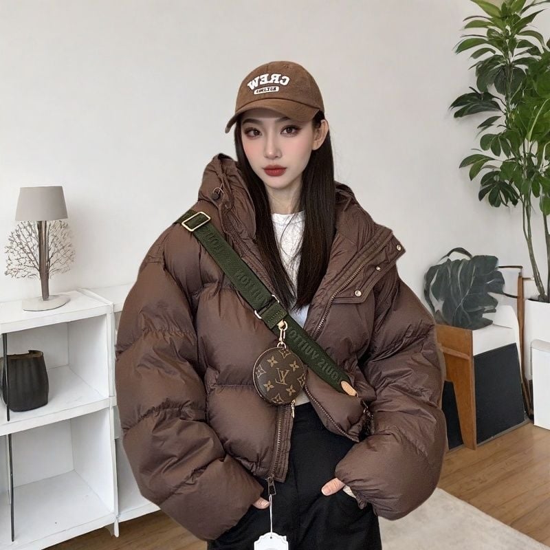 Sieviete kapucēta dūnu jaka ar īsu garumu (≤40 cm), balta pīļu pūka pildījums, pūku saturs 66–70%, vidēja biezuma