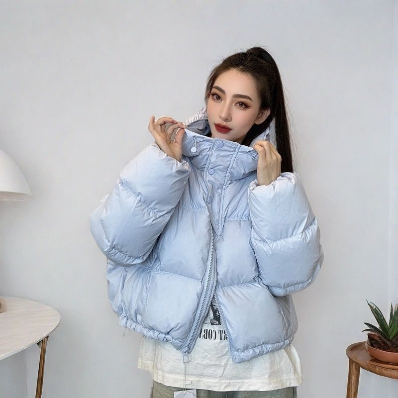 Sieviete kapucēta dūnu jaka ar īsu garumu (≤40 cm), balta pīļu pūka pildījums, pūku saturs 66–70%, vidēja biezuma