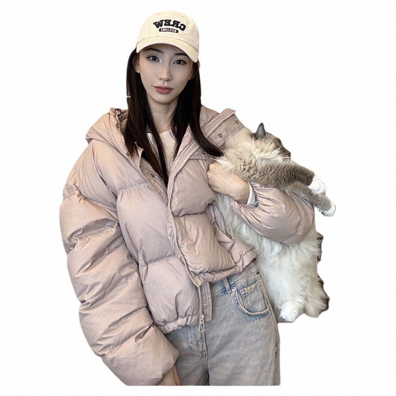 Sieviete kapucēta dūnu jaka ar īsu garumu (≤40 cm), balta pīļu pūka pildījums, pūku saturs 66–70%, vidēja biezuma