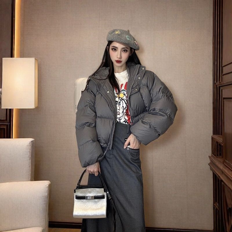 Sieviete kapucēta dūnu jaka ar īsu garumu (≤40 cm), balta pīļu pūka pildījums, pūku saturs 66–70%, vidēja biezuma