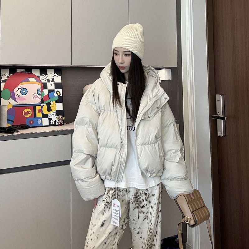 Sieviete kapucēta dūnu jaka ar īsu garumu (≤40 cm), balta pīļu pūka pildījums, pūku saturs 66–70%, vidēja biezuma