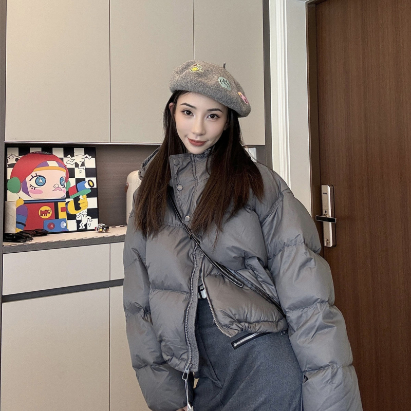 Sieviete kapucēta dūnu jaka ar īsu garumu (≤40 cm), balta pīļu pūka pildījums, pūku saturs 66–70%, vidēja biezuma