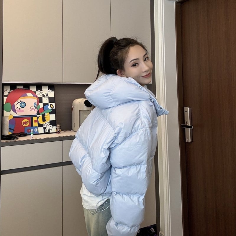 Sieviete kapucēta dūnu jaka ar īsu garumu (≤40 cm), balta pīļu pūka pildījums, pūku saturs 66–70%, vidēja biezuma