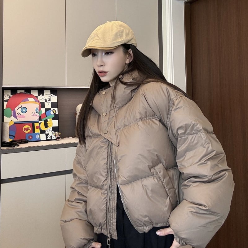 Sieviete kapucēta dūnu jaka ar īsu garumu (≤40 cm), balta pīļu pūka pildījums, pūku saturs 66–70%, vidēja biezuma