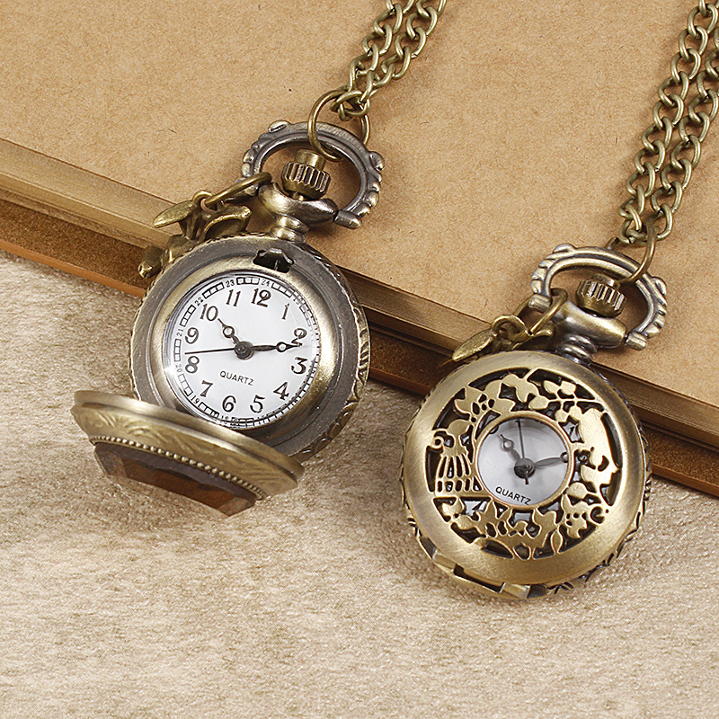 Džepni sat na ogrlicu, starinski svjetski čas, kvarcni mehanizam, kućište od titanij‑legure, kružni brojčanik, spiralna krunica