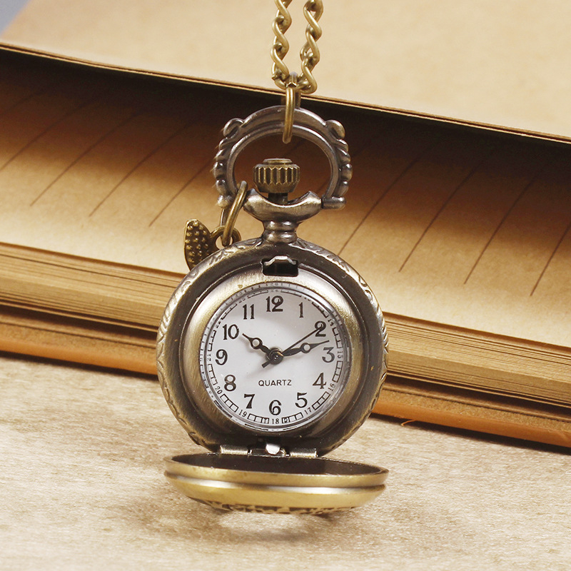Džepni sat na ogrlicu, starinski svjetski čas, kvarcni mehanizam, kućište od titanij‑legure, kružni brojčanik, spiralna krunica