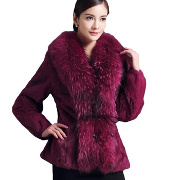 Medirui kažokādas mētelis ar ratona kažokādas apkakli, vidējā garuma, sievietēm