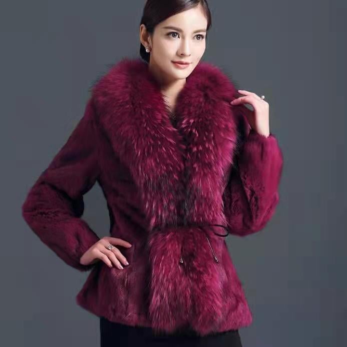 Medirui kažokādas mētelis ar ratona kažokādas apkakli, vidējā garuma, sievietēm