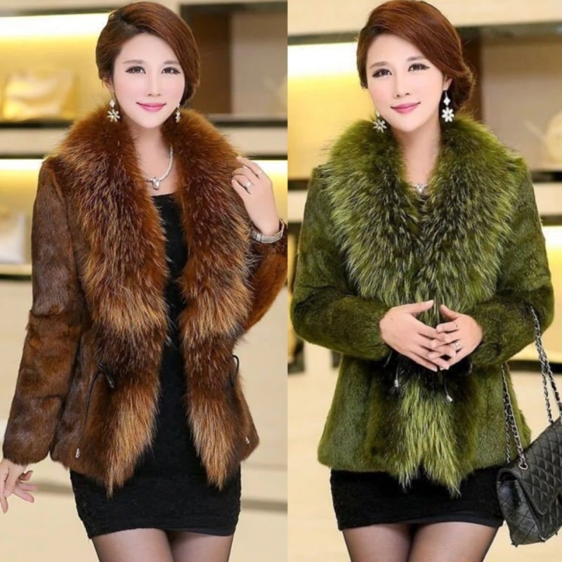 Medirui kažokādas mētelis ar ratona kažokādas apkakli, vidējā garuma, sievietēm