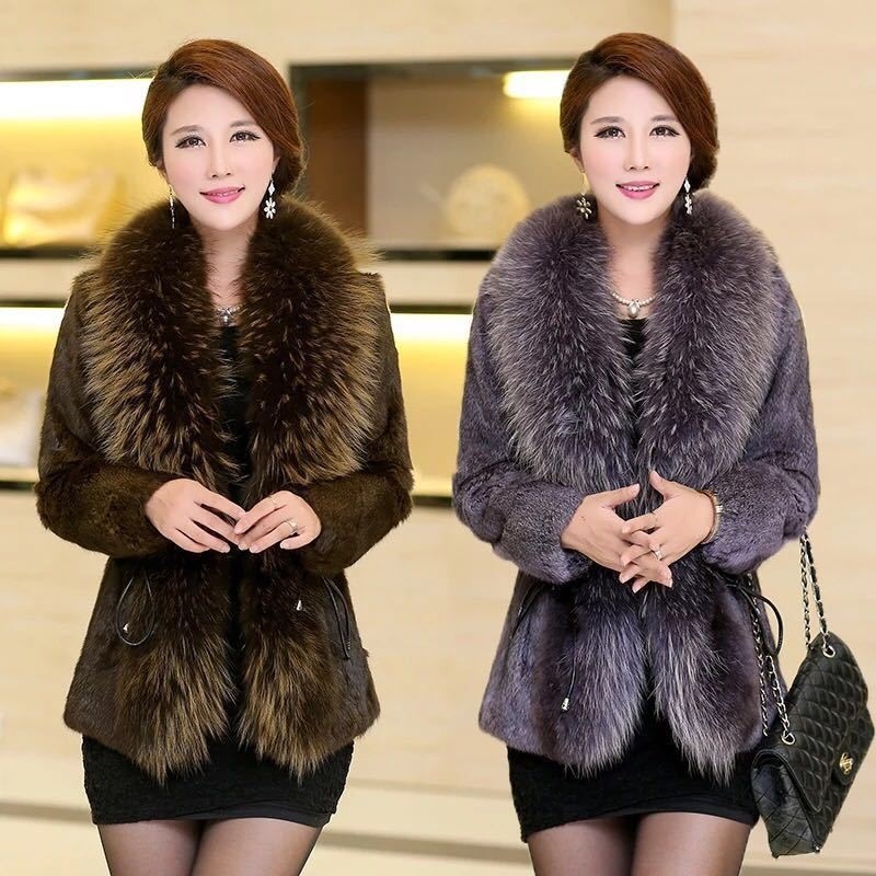 Medirui kažokādas mētelis ar ratona kažokādas apkakli, vidējā garuma, sievietēm