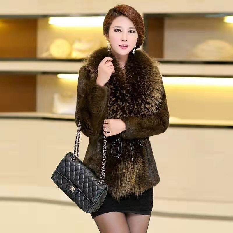 Medirui kažokādas mētelis ar ratona kažokādas apkakli, vidējā garuma, sievietēm