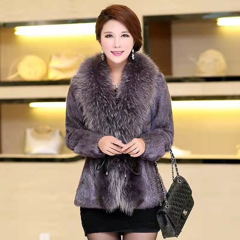 Medirui kažokādas mētelis ar ratona kažokādas apkakli, vidējā garuma, sievietēm