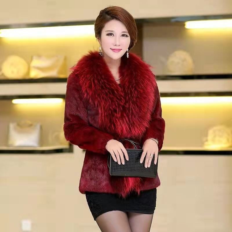 Medirui kažokādas mētelis ar ratona kažokādas apkakli, vidējā garuma, sievietēm