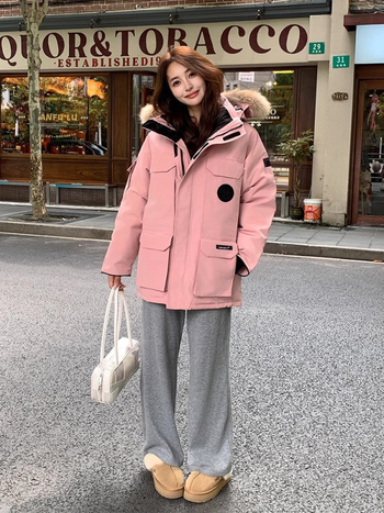 Ekstremāla salna down jaka ar vidējo garumu, poliestera audums, pildījums baltais zossu pūks 85-90%, brīva piegrieziena, kažokādas apkakle, noņemama kapuce, ziemas modelis 2025