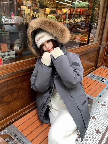 Ekstremāla salna down jaka ar vidējo garumu, poliestera audums, pildījums baltais zossu pūks 85-90%, brīva piegrieziena, kažokādas apkakle, noņemama kapuce, ziemas modelis 2025