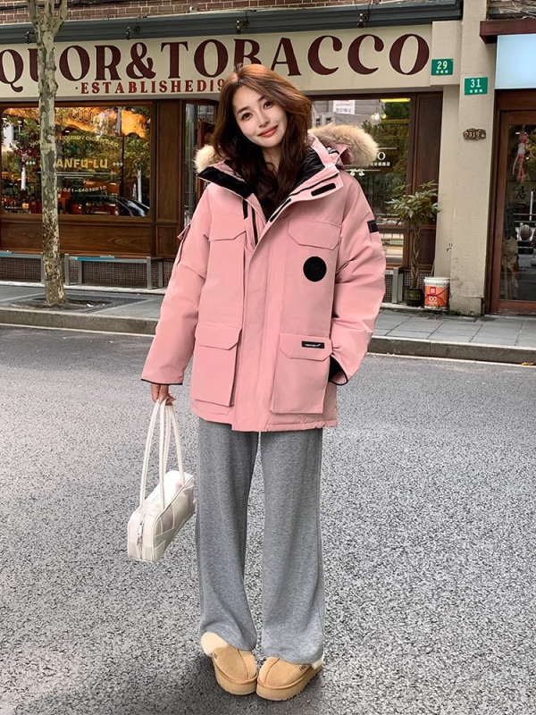 Ekstremāla salna down jaka ar vidējo garumu, poliestera audums, pildījums baltais zossu pūks 85-90%, brīva piegrieziena, kažokādas apkakle, noņemama kapuce, ziemas modelis 2025