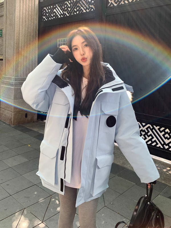 Ekstremāla salna down jaka ar vidējo garumu, poliestera audums, pildījums baltais zossu pūks 85-90%, brīva piegrieziena, kažokādas apkakle, noņemama kapuce, ziemas modelis 2025