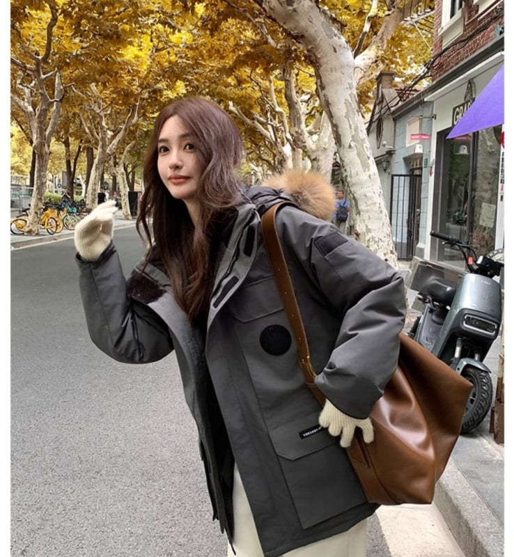 Ekstremāla salna down jaka ar vidējo garumu, poliestera audums, pildījums baltais zossu pūks 85-90%, brīva piegrieziena, kažokādas apkakle, noņemama kapuce, ziemas modelis 2025