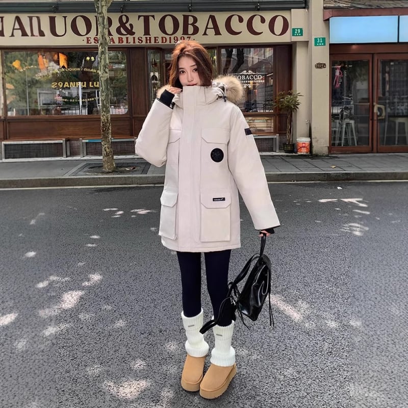 Ekstremāla salna down jaka ar vidējo garumu, poliestera audums, pildījums baltais zossu pūks 85-90%, brīva piegrieziena, kažokādas apkakle, noņemama kapuce, ziemas modelis 2025