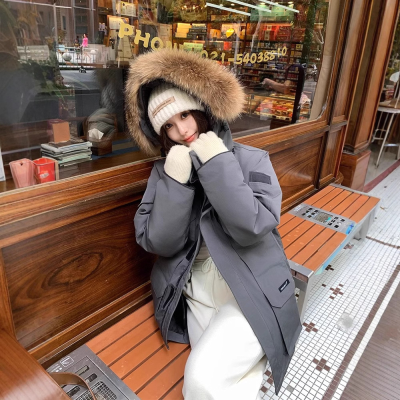 Ekstremāla salna down jaka ar vidējo garumu, poliestera audums, pildījums baltais zossu pūks 85-90%, brīva piegrieziena, kažokādas apkakle, noņemama kapuce, ziemas modelis 2025