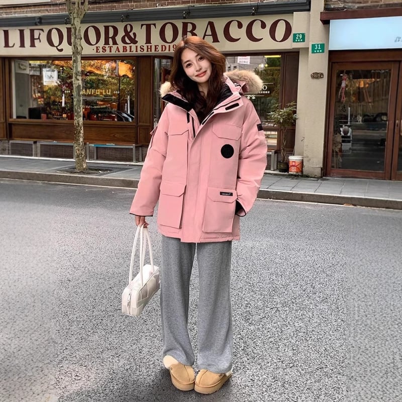 Ekstremāla salna down jaka ar vidējo garumu, poliestera audums, pildījums baltais zossu pūks 85-90%, brīva piegrieziena, kažokādas apkakle, noņemama kapuce, ziemas modelis 2025