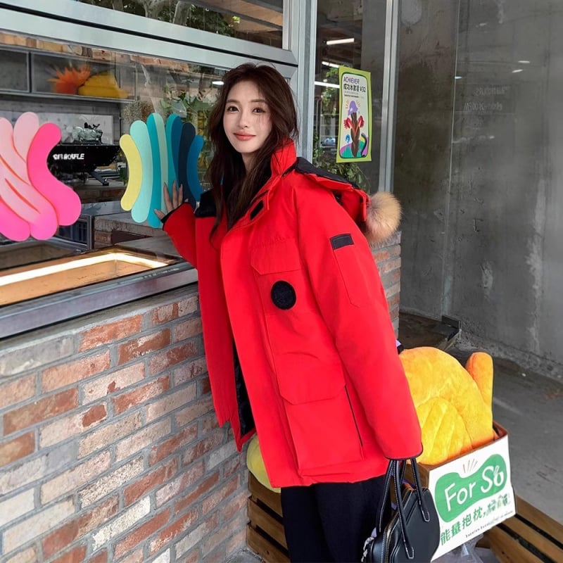 Ekstremāla salna down jaka ar vidējo garumu, poliestera audums, pildījums baltais zossu pūks 85-90%, brīva piegrieziena, kažokādas apkakle, noņemama kapuce, ziemas modelis 2025