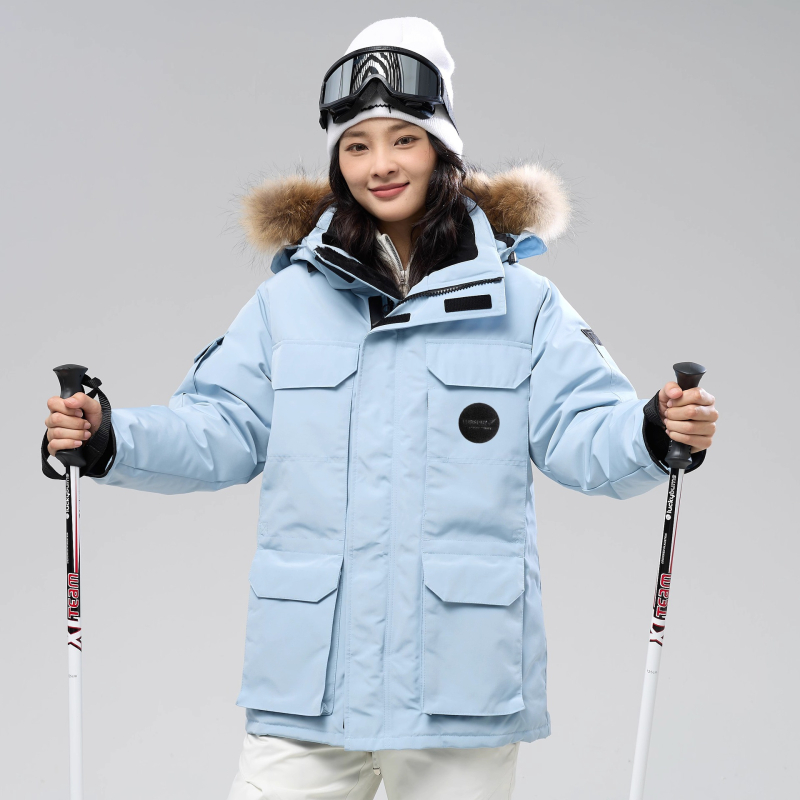 Ekstremāla salna down jaka ar vidējo garumu, poliestera audums, pildījums baltais zossu pūks 85-90%, brīva piegrieziena, kažokādas apkakle, noņemama kapuce, ziemas modelis 2025